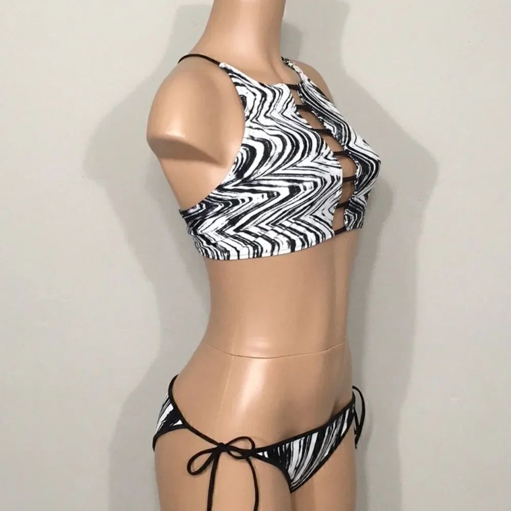 VOLCOM high neck string bikini. M/L and S/XS - Picture 9 of 16